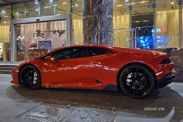 Không chỉ ngoại thất được "lột xác", chiếc Lamborghini Huracan LP610-4 hàng hiếm này cũng được bọc lại nội thất bằng da Alcantara màu đỏ, nhập từ Ý. Xe vẫn dùng động cơ hút khí tự nhiên V10 5.2L sản sinh công suất 610 mã lực và mô-men xoắn cực đại 560 Nm.
