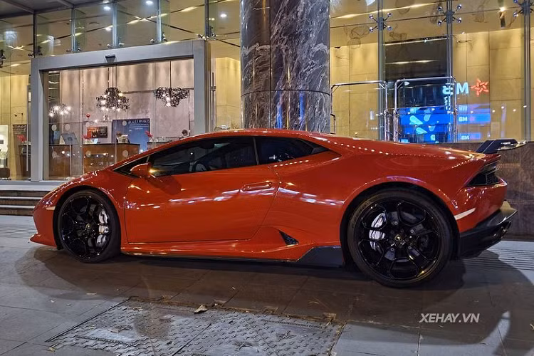 Không chỉ ngoại thất được "lột xác", chiếc Lamborghini Huracan LP610-4 hàng hiếm này cũng được bọc lại nội thất bằng da Alcantara màu đỏ, nhập từ Ý. Xe vẫn dùng động cơ hút khí tự nhiên V10 5.2L sản sinh công suất 610 mã lực và mô-men xoắn cực đại 560 Nm.