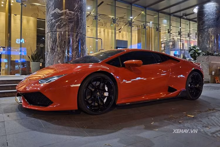 Sức mạnh được gửi đến các bánh xe thông qua hộp số ly hợp kép 7 cấp độ cùng hệ dẫn động 4 bánh toàn thời gian, giúp siêu xe dễ dàng tăng tốc từ 0 - 100 km/h chỉ trong 3,2 giây trước khi cán vận tốc cực đại 325 km/h. Được biết, vào năm 2016, giá xe Lamborghini Huracan chính hãng có mức bán ra khoảng hơn 15 tỷ đồng.