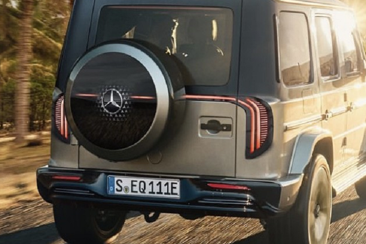 Thiết kế của Mercedes-Benz G-Class 2022 chạy điện là thứ gây tò mò nhất. Bởi lẽ trong suốt nhiều thập kỷ qua, hãng xe Đức hầu như giữ nguyên ADN của ông vua địa hình với thiết kế vuông vức và nam tính. Thay đổi tách biệt như S-Class và EQS là điều không tưởng nếu áp dụng cho G-Class. Khó có thể tưởng tượng chiếc G-Class sẽ có thiết kế SUV đuôi coupe hay điều gì đó tương tự như vậy bởi vì ngay việc thay đổi hệ truyền động đã đủ gây sốc cho khách hàng.