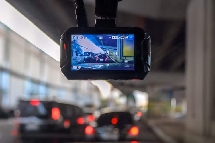 Nhung dieu can biet khi tim mua camera hanh trinh cho oto