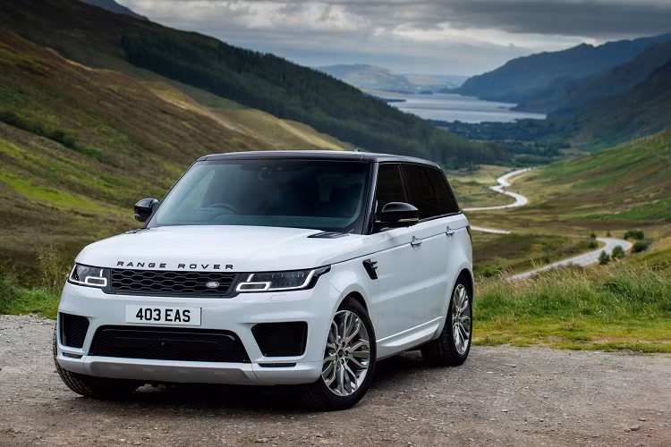  10. Land Rover Range Rover Sport SVR (575 mã lực): "SVR" trong tên gọi của mẫu xe này cho thấy xe được làm bởi bộ phận Special Vehicle Operations của JLR, chữ R thể hiện mức độ cải tiến và hiệu suất động cơ cao nhất có thể. Động cơ V8 5.0L siêu nạp của mẫu xe này sản sinh công suất 575 mã lực và mô-men xoắn 680 Nm. Khả năng tăng tốc 0-100 km/h của xe trong 4,7 giây trước khi đạt tốc độ tối đa 270 km/h. Ảnh: Carscoops.