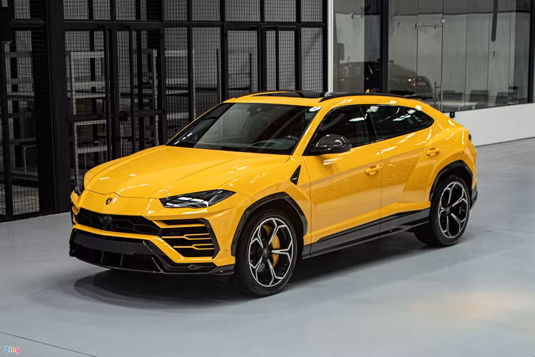  4. Lamborghini Urus (641 mã lực): Lamborghini đã có bước đi táo bạo khi cho ra mắt siêu SUV Urus vào năm 2018. Điều đó đã tạo thành một thành công vô tiền khoáng hậu với hơn 10.000 xe đã được sản xuất. Sức mạnh của Lamborghini Urus đến từ động cơ V8 4.0L tăng áp kép, công suất 641 mã lực và mô-men xoắn 850 Nm. Lamborghini Urus có thể tăng tốc 0-100 km/h trong 3,6 giây trước khi đạt tốc độ tối đa 305 km/h. Ảnh: Vũ Hoàng.