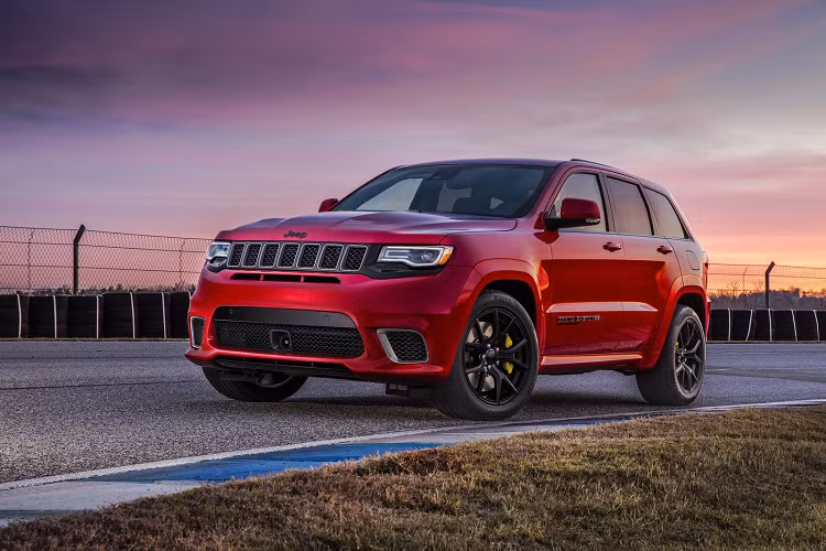  2. Jeep Cherokee Trackhawk (707 mã lực): Trackhawk từng thống trị một thời gian ngắn với tư cách là chiếc SUV nhanh nhất thế giới khi nó ra mắt vào năm 2018. Mẫu xe này được trang bị động cơ Hellcat siêu nạp V8 6.2L, công suất 707 mã lực và mô-men xoắn 875 Nm. Khả năng tăng tốc 0-100 km/h của chiếc SUV chỉ trong 3,7 giây, tốc độ tối đa 290 km/h, con số ấn tượng đối với một chiếc SUV gia đình. Ảnh: Carscoops.