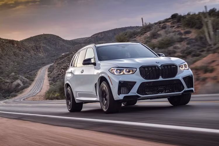  6. BMW X5 M Competition (617 mã lực): Huy hiệu "Competition" thường dành cho các mẫu xe hiệu suất cao của BMW, chiếc X5 M Competition này là một ví dụ. Mẫu SUV này là đối thủ của Mercedes GLS 63 AMG. Xe được trang bị động cơ V8 4.4L tăng áp kép, sức mạnh 617 mã lực và mô-men xoắn 750 mã lực. Khả năng tăng tốc 0-100 km/h của xe nặng 2,5 tấn chỉ dưới 4 giây. Ảnh: Carscoops.