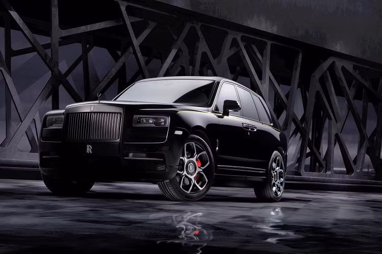  8. Rolls-Royce Cullinan Black Badge (592 mã lực): Là một trong những chiếc SUV sang trọng nhất hiện nay. Đây cũng là chiếc SUV giá đắt nhất, từ 500.000 USD. Dù là xe siêu sang, sức mạnh động cơ của Cullinan Black Badge cũng rất ấn tượng. Xe được trang bị động cơ V12 6.75L tăng áp kép, công suất 592 mã lực và mô-men xoắn 900 Nm, nhiều hơn 29 mã lực so với Cullinan tiêu chuẩn. Ảnh: Carscoops.