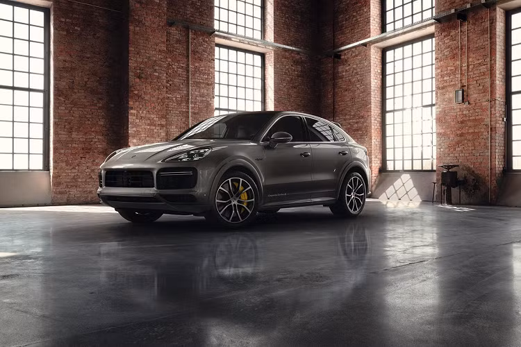  3. Porsche Cayenne Turbo S E-Hybrid (670 mã lực): Với giá bán lên đến 200.000 USD, Porsche Cayenne Turbo S E-Hybrid cho thấy nó hoàn toàn xứng đáng với số tiền đó. Khả năng bứt tốc 0-100 km/h chỉ trong 3,4 giây và tốc độ tối đa 310 km/h là nhờ động cơ xăng-điện tổng công suất 670 mã lực, mô-men xoắn gần 900 Nm. Mức hiệu suất này còn lớn hơn siêu xe Porsche 911 GT3 RS (520 mã lực và 470 Nm). Ảnh: Carscoops.