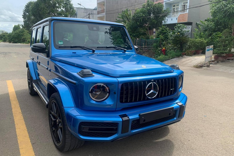 Bên trong khoang lái của vua địa hình Mercedes-AMG G63 mới về Bình Phước sở hữu tông màu đỏ "sexy" phối cùng các điểm nhấn được hoàn thành tông màu đen, kim loại hay cả carbon