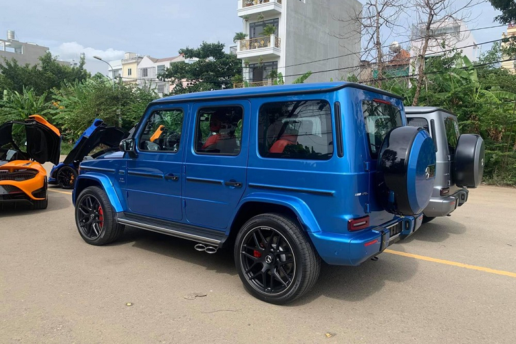 Khá thú vị là đại gia bán lan đột biến ở Bình Phước mua chiếc xe Mercedes-AMG G63 màu độc này chỉ vài giờ sau khi bán đi siêu xe mui trần Lamborghini Aventador LP700-4 Roadster chỉ có 4 chiếc tại dải đất hình chữ S tính đến thời điểm hiện tại.