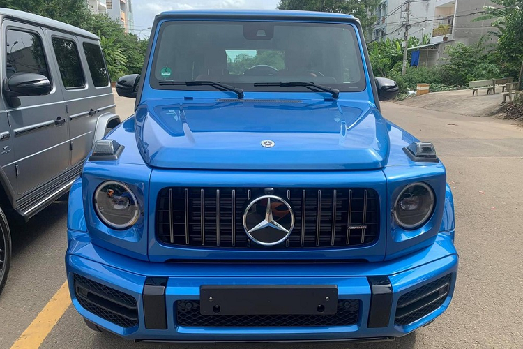 Số lượng dòng xe SUV hạng sang Mercedes-AMG G63 thế hệ mới được mang về Việt Nam đã trên 100 chiếc nhưng chỉ có vài xe mang bộ áo màu xanh dương Brilliant Blue Metallic. Chính vì điều này mà 1 chủ vườn lan đột biến đã nhanh chóng tậu ngay chiếc xe Mercedes-AMG G63 màu xanh dương.