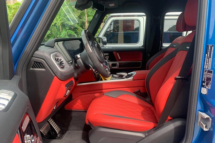 Mercedes-AMG G63 hiện đang là một trong những chiếc xe SUV "hot" nhất ở Việt Nam khi không chỉ có các doanh nhân chơi siêu xe mà ngay cả giới showbiz Việt cũng rất ưng mắt mẫu xe này khi hết Tuấn Hưng rồi lại đến Sơn Tùng M-TP mua Mercedes-AMG G63.