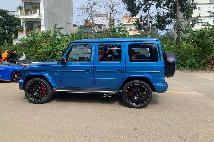 SUV hạng sang Mercedes-AMG G63 của chủ vườn lan đột biến Bình Phước được trang bị khối động cơ xăng V8, tăng áp kép, dung tích 4.0 lít, tạo ra công suất tối đa 585 mã lực tại tua máy 6.000 vòng/phút và mô-men xoắn cực đại 850 Nm tại dải tua máy 2.500 - 3.500 vòng/phút. Đây hiện là 1 trong 3 chiếc SUV đang có mặt trong garage của chủ vườn lan đột biến ở Củ Chi