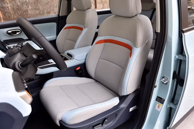 Aion Y được chế tạo trên khung gầm xe điện độc quyền GEP 2.0. Vẻ ngoài của nó có thiết kế tích hợp và mượt mà. Thông qua ý tưởng thiết kế của Sky City, nó tích hợp nhiều yếu tố thiết kế cá nhân hóa khác nhau, chẳng hạn như đèn pha LED hình đôi cánh thiên thần, tấm trang trí cột D, cánh gió phía sau có lỗ hở, và la-zăng khép kin kèm theo và hơn thế nữa. Về kích thước, chiều dài, rộng, cao của Aion Y lần lượt là 4.410 mm, 1.870 mm, 1.645 mm, và chiều dài cơ sở là 2750 mm.