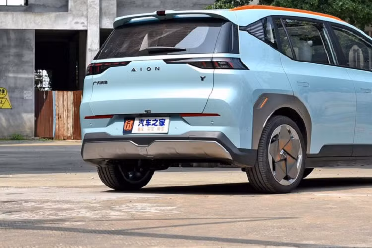 GAC Aion đã tiến hành các thử nghiệm đâm thủng trên pin lithium bậc ba của Magazine Battery, và hiệu suất tổng thể về khả năng chịu nhiệt độ cao và chống cháy nổ là rất tốt.