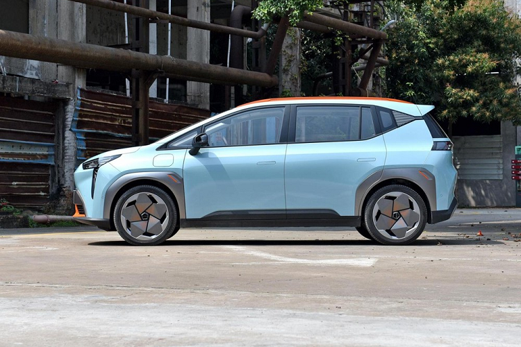 GAC Aion Y chạy điện sẽ được sử dụng với 4 chế độ lái, 3 chế độ bẻ lái và nhiều chế độ phanh phục hồi năng lượng. Công suất tổng thể và sự can thiệp của phanh phục hồi năng lượng là rất êm ái và tuyến tính, và không dễ để bạn cảm thấy say xe.