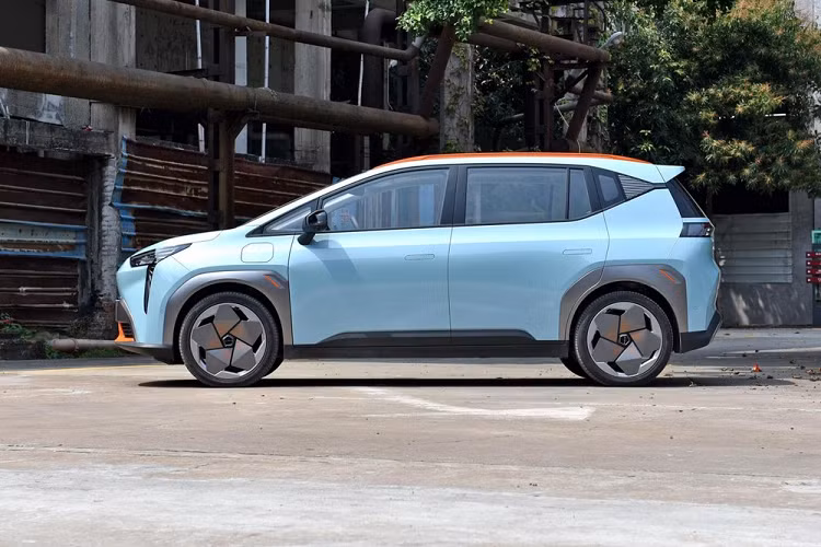 GAC Aion Y chạy điện sẽ được sử dụng với 4 chế độ lái, 3 chế độ bẻ lái và nhiều chế độ phanh phục hồi năng lượng. Công suất tổng thể và sự can thiệp của phanh phục hồi năng lượng là rất êm ái và tuyến tính, và không dễ để bạn cảm thấy say xe.