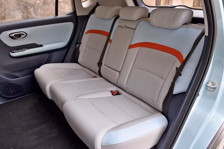 Đối với trang bị thông minh, hệ thống hỗ trợ người lái ADiGO 2.0 đem đến nhiều tính năng ấn tượng. Nó tích hợp 5 tính năng hỗ trợ lái xe an toàn, bao gồm cảnh báo va chạm phía trước, hệ thống hỗ trợ phanh chủ động, cảnh báo chệch làn đường, hỗ trợ giữ làn đường, giám sát trạng thái lái xe, và 7 tính năng hỗ trợ lái xe tự động, bao gồm kiểm soát hành trình thích nghi, đèn pha thông minh, hành trình thích nghi giới hạn tốc độ thông minh, nhận dạng biển báo giao thông, hỗ trợ tắc đường, đỗ xe từ xa, hành trình tích hợp.