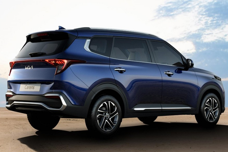 Nhìn bên sườn, Kia Carens 2022 trông khá giống xe SUV nhờ nẹp màu đen bao quanh hốc bánh. Nằm bên trong hốc bánh là bộ vành hợp kim 16 inch với thiết kế 5 chấu kép và sơn 2 màu thể thao. Nẹp mạ crôm ở đường chân kính và bên dưới cửa tạo cảm giác cao cấp hơn cho xe. Ở đằng sau, Kia Carens 2022 được trang bị cụm đèn hậu có thiết kế Star Map giống dải đèn LED định vị ban ngày và nối liền với nhau. Trên cản sau còn có nẹp mạ crôm giúp phần đuôi xe thêm nổi bật.