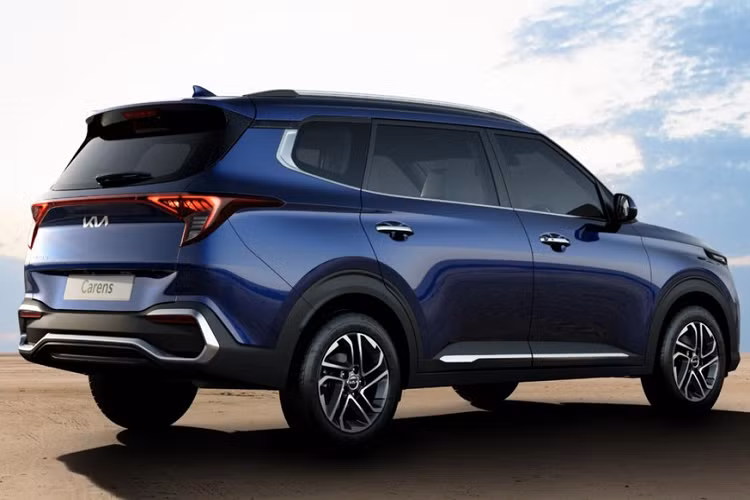 Nhìn bên sườn, Kia Carens 2022 trông khá giống xe SUV nhờ nẹp màu đen bao quanh hốc bánh. Nằm bên trong hốc bánh là bộ vành hợp kim 16 inch với thiết kế 5 chấu kép và sơn 2 màu thể thao. Nẹp mạ crôm ở đường chân kính và bên dưới cửa tạo cảm giác cao cấp hơn cho xe. Ở đằng sau, Kia Carens 2022 được trang bị cụm đèn hậu có thiết kế Star Map giống dải đèn LED định vị ban ngày và nối liền với nhau. Trên cản sau còn có nẹp mạ crôm giúp phần đuôi xe thêm nổi bật.