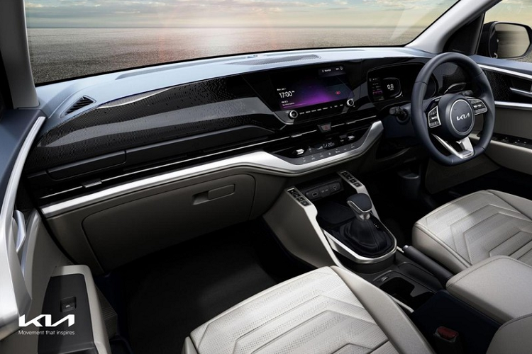 Trong khi đó, phiên bản 6 chỗ được trang bị 2 ghế thương gia ở giữa.Tại thị trường Ấn Độ, Kia Carens 2022 được trang bị 3 tùy chọn động cơ lấy từ Seltos. Thứ nhất là động cơ xăng 4 xi-lanh, hút khí tự nhiên, dung tích 1.5L, cho công suất tối đa 115 mã lực và mô-men xoắn cực đại 144 Nm.