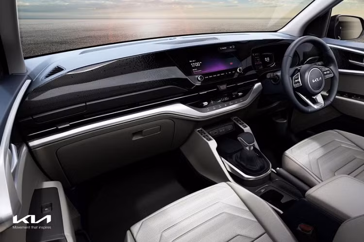 Trong khi đó, phiên bản 6 chỗ được trang bị 2 ghế thương gia ở giữa.Tại thị trường Ấn Độ, Kia Carens 2022 được trang bị 3 tùy chọn động cơ lấy từ Seltos. Thứ nhất là động cơ xăng 4 xi-lanh, hút khí tự nhiên, dung tích 1.5L, cho công suất tối đa 115 mã lực và mô-men xoắn cực đại 144 Nm.