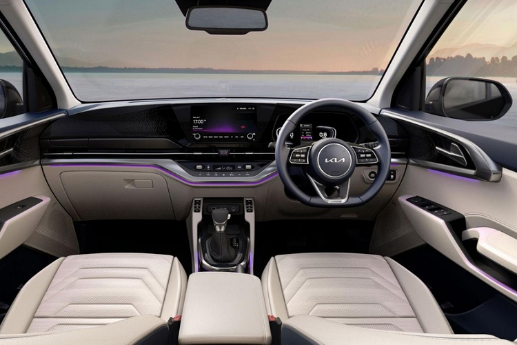  Nội thất của Kia Carens 2022 cũng mang thiết kế hiện đại hơn. Xe được trang bị mặt táp-lô uốn cong mềm mại như đang ôm lấy người ngồi trong xe. Trên mặt táp-lô xuất hiện màn hình cảm ứng 10,25 inch, phục vụ hệ thống thông tin giải trí Kia Connect thế hệ mới. Hệ thống này cho phép xe có thể cập nhật phần mềm qua Wi-Fi. 