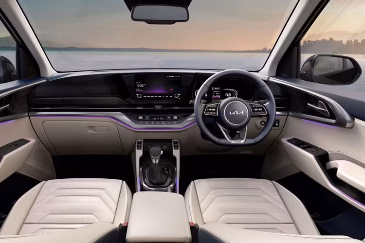  Nội thất của Kia Carens 2022 cũng mang thiết kế hiện đại hơn. Xe được trang bị mặt táp-lô uốn cong mềm mại như đang ôm lấy người ngồi trong xe. Trên mặt táp-lô xuất hiện màn hình cảm ứng 10,25 inch, phục vụ hệ thống thông tin giải trí Kia Connect thế hệ mới. Hệ thống này cho phép xe có thể cập nhật phần mềm qua Wi-Fi. 