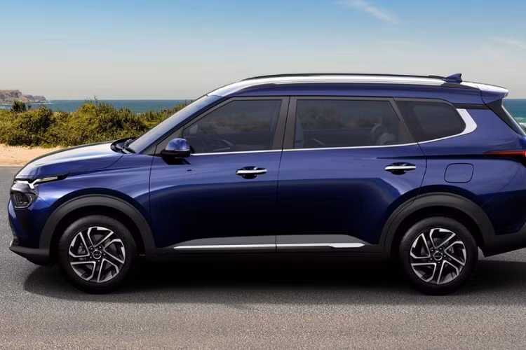 Được phát triển dựa trên cơ sở gầm bệ chung với Seltos, Kia Carens thế hệ thứ 4 sở hữu chiều dài 4.540 mm, chiều rộng 1.800 mm, chiều cao 1.700 mm và chiều dài cơ sở 2.780 mm. Với kích thước này, Kia Carens 2022 sẽ "chung mâm" với Mitsubishi Xpander và Suzuki Ertiga. Như đã nhắc ở trên, Kia Carens 2022 được thiết kế theo phong cách xe SUV nên hoàn toàn lột xác so với trước đây, áp dụng ngôn ngữ thiết kế Opposites United mới nhất.