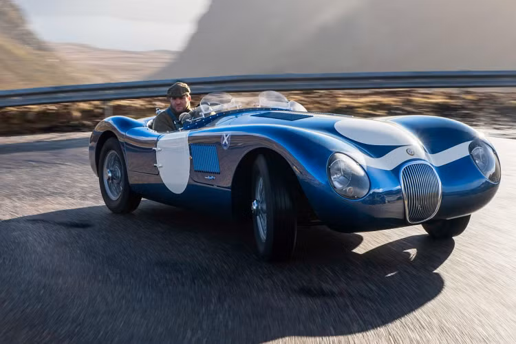 Về nguyên bản, Jaguar C-Type từng được biết đến là một trong những mẫu xe có bước tiến về công nghệ. Chiếc xe được trang bị bị phần khung xe không gian với mức độ hoàn thiện cao. Đồng thời, chiếc xe còn từng được sử dụng để thử nghiệm một số phanh đĩa Dunlop đầu tiên và đây chính là chiếc xe đua đầu tiên được thiết kế và thử nghiệm trong hầm gió.