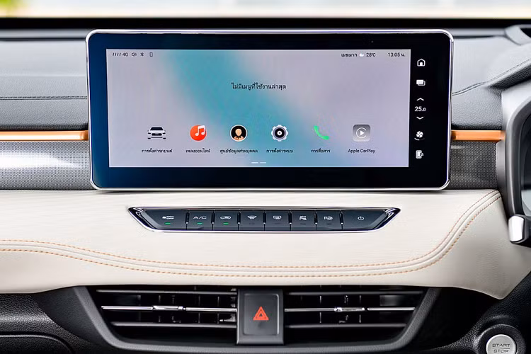 Ngoài ra, Haval Jolion Hybrid 2022 còn được trang bị lưới tản nhiệt “Star Matrix” rộng hơn và nối liền với cụm đèn pha chứ không tách riêng như First Love. Đằng sau xe có thêm cản va thiết kế mới với viền dày dặn bao quanh hốc gió giả và bộ khuếch tán gió hầm hố. Trong khi đó, thiết kế thân xe và cụm đèn hậu hình chữ "L" nằm ngược của Haval Jolion 2022 không có gì khác so với First Love. Ở thị trường Thái Lan, mẫu SUV cỡ B này dùng vành hợp kim 18 inch, sơn phối 2 màu thể thao, đi với lốp Goodyear Assurance 225/55 R18.