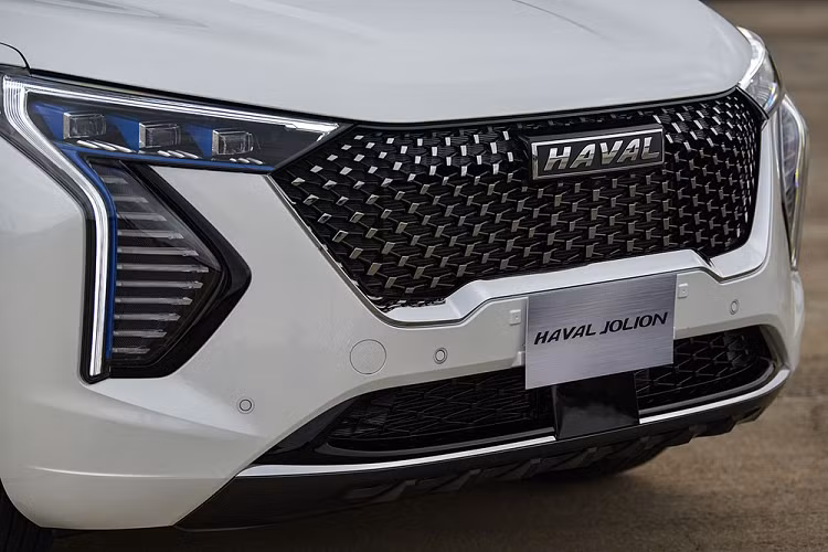 Cụ thể, Haval Jolion 2022 tại Thái Lan được trang bị động cơ xăng 4 xi-lanh, tăng áp, dung tích 1.5L, mô-tơ điện và hộp số tự động ly hợp kép 7 cấp. Hệ truyền động này tạo ra công suất tối đa 190 mã lực và mô-men xoắn cực đại 375 Nm. Lượng xăng tiêu thụ trung bình của xe là 23,8 km/lít (khoảng 4,2 lít/100 km).