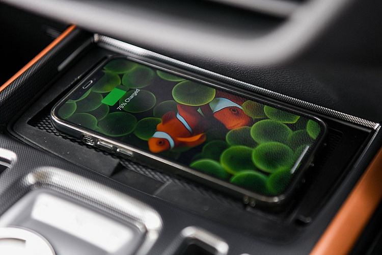 Chưa hết, Haval Jolion 2022 tại Thái Lan còn có một số trang bị đáng chú ý khác như đèn pha tự động bật/tắt, hệ thống đèn chờ dẫn đường, gương chiếu hậu gập/chỉnh điện/tích hợp đèn báo rẽ, cần gạt nước tự động, cửa sổ trời toàn cảnh chỉnh điện, baga nóc màu bạc và ăng-ten hình vây cá.