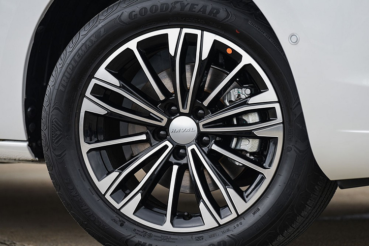 Tiện nghi thôi chưa đủ, Haval Jolion 2022 còn có nhiều tính năng an toàn như hệ thống kiểm soát hành trình thích ứng, phanh khẩn cấp tự động, cảnh báo va chạm phía trước, tránh va chạm với xe lớn ở làn bên cạnh, cảnh báo chuyển làn đường, giữ làn đường, cảnh báo chệch làn đường, cảnh báo điểm mù, cảnh báo phương tiện cắt ngang khi lùi, cảnh báo va chạm trong điểm mù khi lùi, camera 360 độ, 6 cảm biến đỗ xe trước và 6 cảm biến đỗ xe đằng sau. 