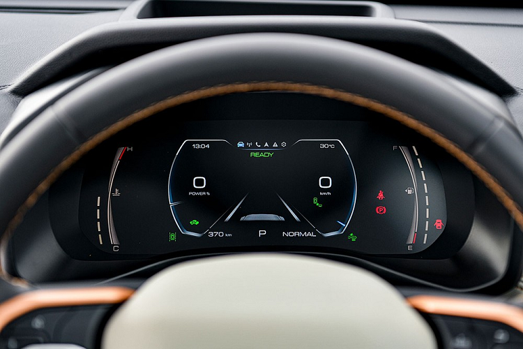 Không chỉ khác về động cơ, Haval Jolion 2022 ở Thái Lan còn thay đổi ở một số chi tiết thiết kế ngoại thất so với First Love dành cho Trung Quốc. Có thể thấy điều này qua thiết kế đầu xe với dải đèn LED định vị ban ngày bao quanh cụm đèn pha full LED và kéo dài xuống cản trước. Nằm sát bên cạnh dải đèn LED định vị ban ngày không phải là khe gió như Haval First Love mà thay bằng đèn báo rẽ dạng vạch kẻ ngang.