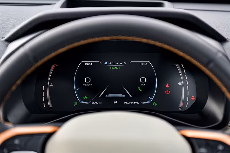 Không chỉ khác về động cơ, Haval Jolion 2022 ở Thái Lan còn thay đổi ở một số chi tiết thiết kế ngoại thất so với First Love dành cho Trung Quốc. Có thể thấy điều này qua thiết kế đầu xe với dải đèn LED định vị ban ngày bao quanh cụm đèn pha full LED và kéo dài xuống cản trước. Nằm sát bên cạnh dải đèn LED định vị ban ngày không phải là khe gió như Haval First Love mà thay bằng đèn báo rẽ dạng vạch kẻ ngang.