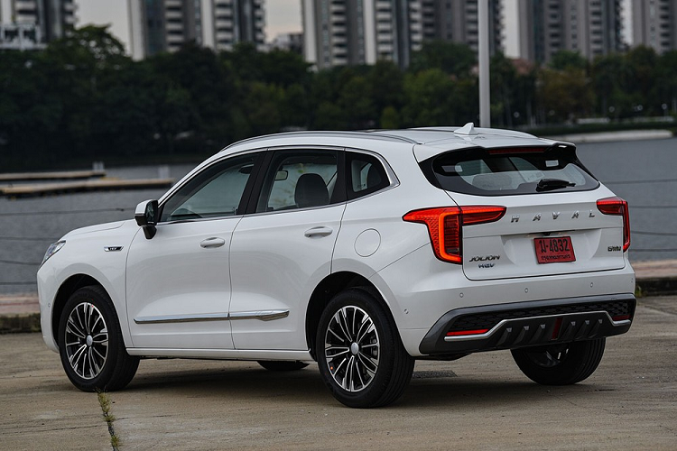 Bước vào bên trong mẫu xe này, người dùng sẽ thấy những trang bị như bảng đồng hồ kỹ thuật số với màn hình 7 inch, màn hình thông tin giải trí dạng cảm ứng 12,3 inch, màn hình hiển thị thông tin kính lái, hệ thống âm thanh 6 loa tự điều chỉnh theo tốc độ xe, cổng USB, sạc điện thoại thông minh không dây, điều hòa tự động 2 vùng, hệ thống lọc bụi mịn PM2.5, hệ thống định vị, tính năng ra lệnh bằng giọng nói, cập nhật phần mềm qua WiFi, ghế lái chỉnh điện 6 hướng, ghế phụ lái chỉnh tay 4 hướng và hệ thống làm mát ghế trước.