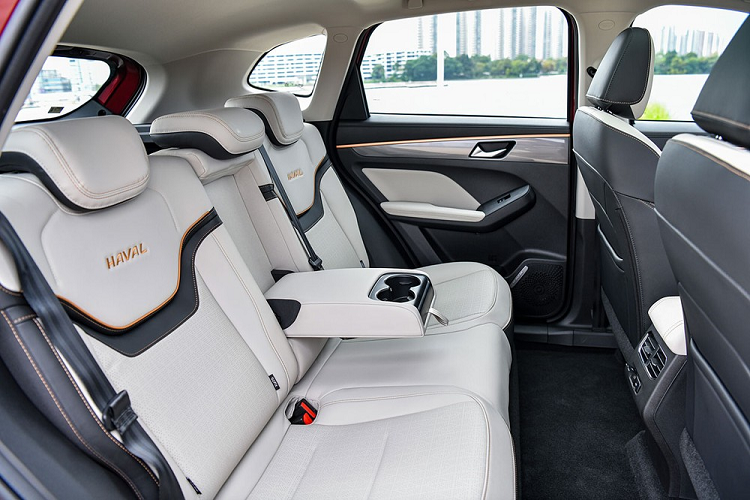 Bên trong Haval Jolion mới là không gian nội thất 5 chỗ rộng rãi. Riêng bản Ultra sẽ có những điểm nhấn màu vàng đồng ở vô lăng, mặt táp-lô, cụm điều khiển trung tâm cũng như hai bên cửa. Trong khi đó, ghế của xe được bọc da phối 2 màu.