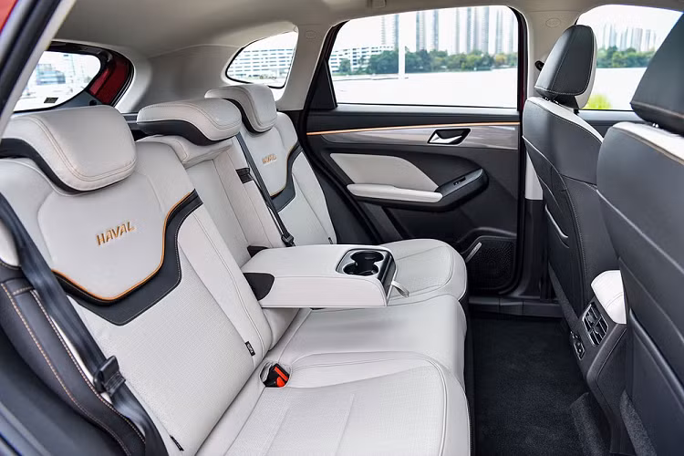 Bên trong Haval Jolion mới là không gian nội thất 5 chỗ rộng rãi. Riêng bản Ultra sẽ có những điểm nhấn màu vàng đồng ở vô lăng, mặt táp-lô, cụm điều khiển trung tâm cũng như hai bên cửa. Trong khi đó, ghế của xe được bọc da phối 2 màu.