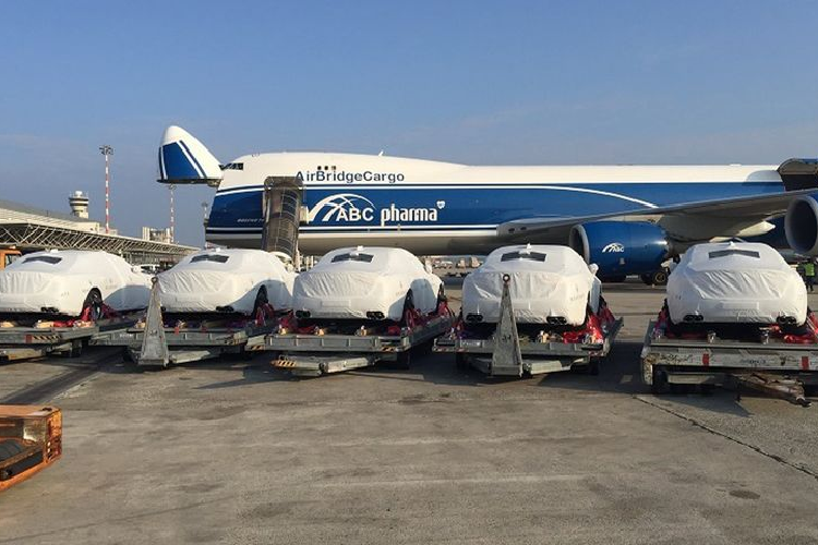 Việc chính phủ Papua New Guinea lựa chọn Maserati Quattroporte làm loại xe để phục vụ Hội nghị APEC 2018 đã khiến nhiều người thắc mắc. Đúng như ông Pundari nói, Maserati hiện chưa có đại lý chính hãng tại quốc gia này. Vì thế, những chiếc Maserati Quattroporte đã được mua từ một đại lý ôtô ở Sri Lanka rồi chuyển về Papua New Guinea bằng máy bay Jumbo.