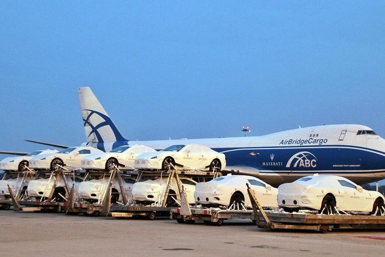 Tổng cộng, 40 xe Maserati Quattroporte phục vụ APEC 2018 này có giá trị 20 triệu Kina (129 tỷ đồng). Ngoài ra, còn có 3 chiếc Bentley Flying Spur và hàng trăm ôtô bình dân mang các thương hiệu như Toyota Land Cruiser, Ford, Mazda hay Mitsubishi Pajero, cũng được nhập khẩu về Papua New Guinea để phục vụ Hội nghị APEC 2018.