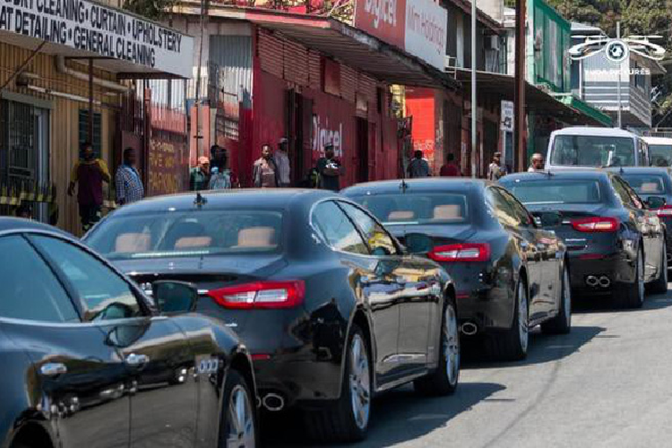 Tờ BBC cho biết, Papua New Guinea là một trong những quốc gia nghèo nhất trong khối APEC. Theo Liên hợp quốc, hơn 40% dân số tại quốc gia này có mức sống dưới 1 USD (23.000 đồng) một ngày. Do đó, việc chính phủ nước này mua dàn xe Maserati Quattroporte đã gây tranh cãi trong thời gian vài tuần trước khi diễn ra Hội nghị APEC 2018.