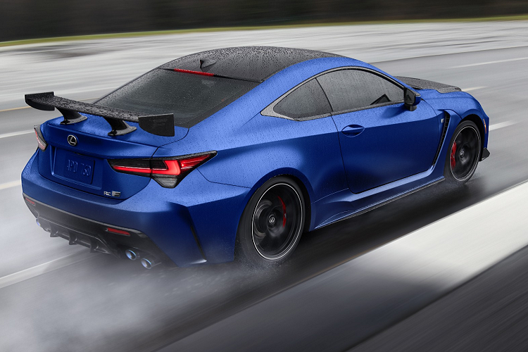 Phiên bản Lexus RC F 2022 đặc biệt này được trang bị loạt các chi tiết được làm bằng chất liệu carbon bao gồm nóc xe, cản sau, các phần líp ốp, nắp capo, các phần bậc cửa cũng như cánh gió phía sau được đặt trên nắp khoang hành lý. Phiên bản hiệu năng cao này có những chi tiết nâng cấp được chế tạo thủ công để giúp chiếc xe tăng hiệu quả vận hành tốt hơn so với phiên bản thông thường.
