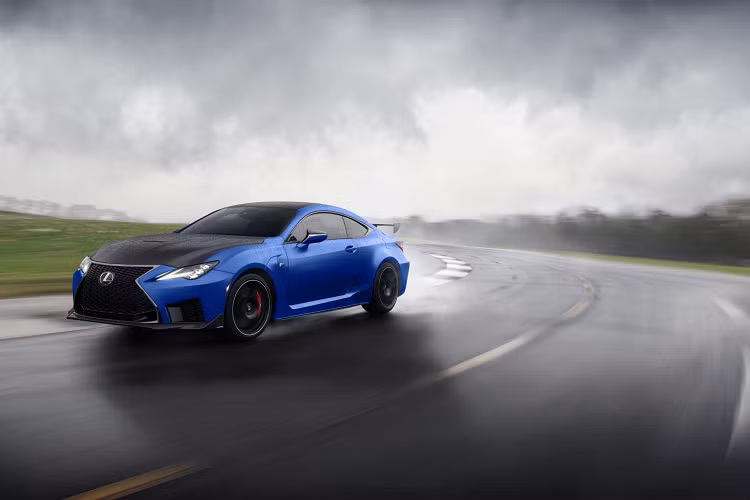 Bên cạnh việc hạ thấp trọng tâm của RC F và tăng các yếu tố xử lý cho xe, các kỹ sư Lexus đã tìm đến các đồng nghiệp ở lĩnh vực đua xe nhằm xin ý kiến về việc tối ưu hóa tính khí động học của xe. Để tối ưu hóa độ bám đường và giảm thiểu lực cản, các bộ phận khí động học quan trọng đã được tích hợp vào từng góc trên thân xe của RC F một cách tinh tế và gọn gàng.
