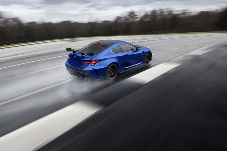 Khoang nội thất của xe sở hữu các ghế ngồi được bọc bằng chất liệu da Alcantara màu xanh đen. Các chi tiết như cần số và vô lăng cũng được trang trí với da Alcantara. Xe cũng được trang bị các chi tiết được làm bằng carbon màu xanh lam tăng thêm yếu tố thể thao cho khoang nội thất. Ngoài ra, thương hiệu cũng trang trí thêm các logo biểu thị cho phiên bản giới hạn được đính trong nội thất của xe.