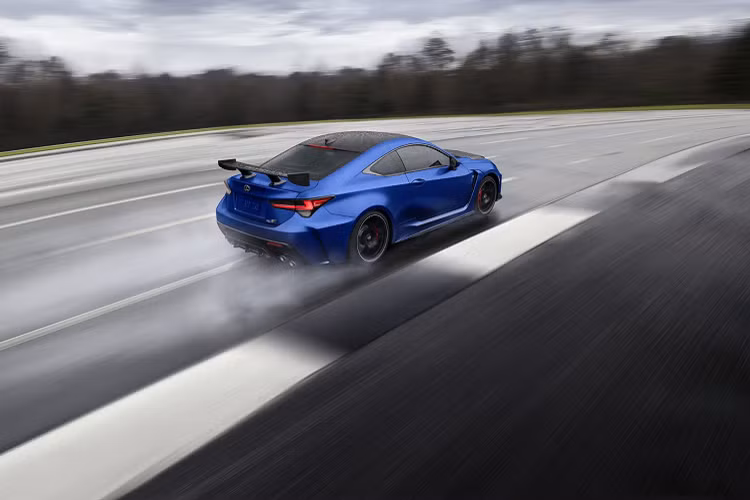 Khoang nội thất của xe sở hữu các ghế ngồi được bọc bằng chất liệu da Alcantara màu xanh đen. Các chi tiết như cần số và vô lăng cũng được trang trí với da Alcantara. Xe cũng được trang bị các chi tiết được làm bằng carbon màu xanh lam tăng thêm yếu tố thể thao cho khoang nội thất. Ngoài ra, thương hiệu cũng trang trí thêm các logo biểu thị cho phiên bản giới hạn được đính trong nội thất của xe.