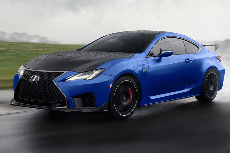  Lexus RC F Fuji Speedway Edition 2022 mới được đặt theo tên đường đua nổi tiếng của Nhật Bản và sẽ được sản xuất giới hạn 50 chiếc cho năm 2022, ít hơn 10 chiếc so với phiên bản năm 2021. Phiên bản RC F Fuji Speedway Edition năm nay sẽ được bán ra với ngoại thất màu Electric Surge với lớp hoàn thiện dạng Satin, từ đây đem lại cho chiếc xe thể thao một diện mạo hầm hố.