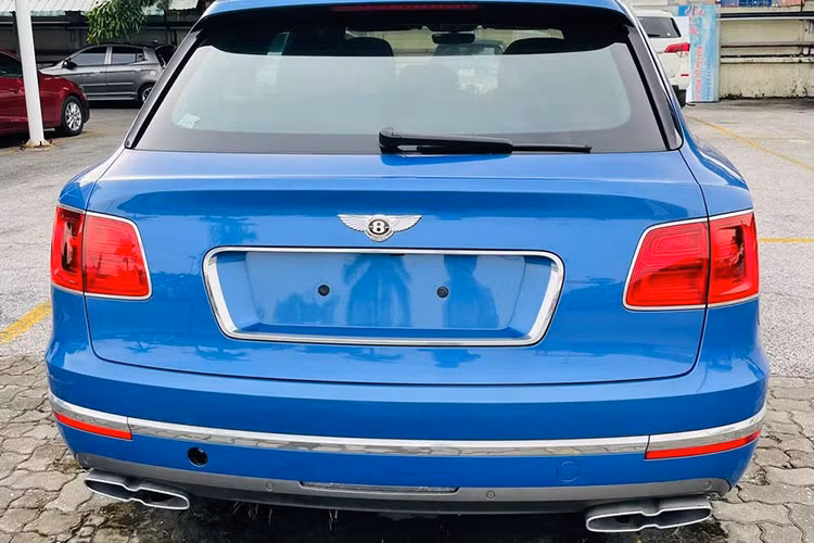 Trước đó, đại lý Bentley cũng đã đăng tải hình ảnh chiếc xe Bentayga V8 này và khẳng định màu sơn Neptune của xe là hàng độc ở Việt Nam cũng như là hàng hiếm vì được sản xuất trong lô hàng kỷ niệm 100 năm ngày thành lập hãng xe Bentley. Nhiều khả năng là chiếc SUV siêu sang này chưa tìm thấy chủ nhân nên chưa được làm các thủ tục thông quan.