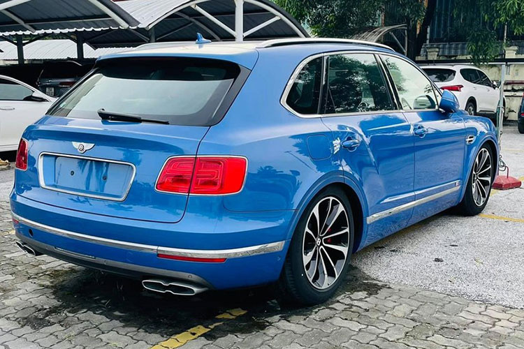 Bentley Bentayga thế hệ cũ tại Việt Nam được chia thành 2 phiên bản là W12 và V8, trong đó, sự khác biệt dễ nhận ra của UV siêu sang Bentley Bentayga V8 so với bản còn lại chính là ống xả hình răng cưa nằm ngang giống như con số 8. Ngoài ra, nó còn có thêm trang bị bộ phanh carbon-gốm có kích thước lớn nhất thế giới với đường kính lên đến 440 mm.