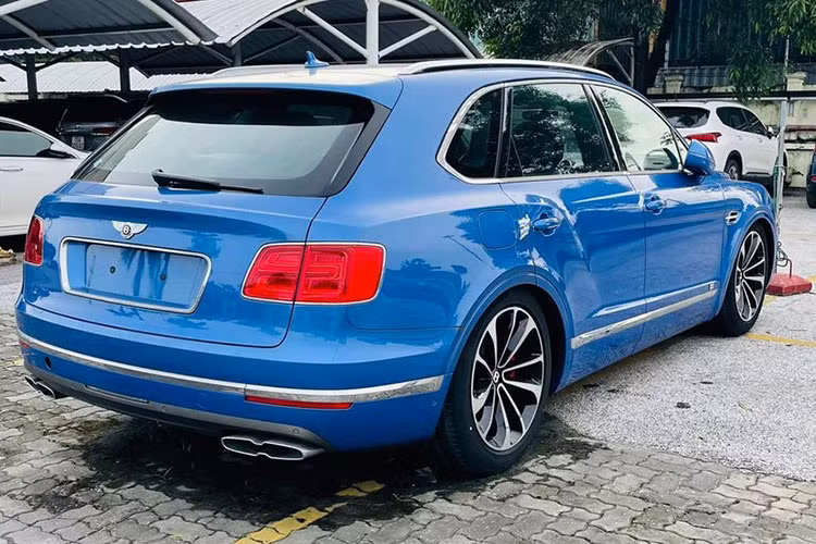 Bentley Bentayga thế hệ cũ tại Việt Nam được chia thành 2 phiên bản là W12 và V8, trong đó, sự khác biệt dễ nhận ra của UV siêu sang Bentley Bentayga V8 so với bản còn lại chính là ống xả hình răng cưa nằm ngang giống như con số 8. Ngoài ra, nó còn có thêm trang bị bộ phanh carbon-gốm có kích thước lớn nhất thế giới với đường kính lên đến 440 mm.