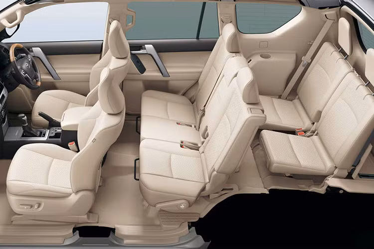 Đối với nội thất, hy vọng chiếc SUV sẽ có cấu hình 3 hàng ghế cung cấp 7 chỗ ngồi, với các vật liệu cải tiến và bổ sung nhiều công nghệ hơn để tăng sức cạnh tranh trước những đối thủ hiện đại.